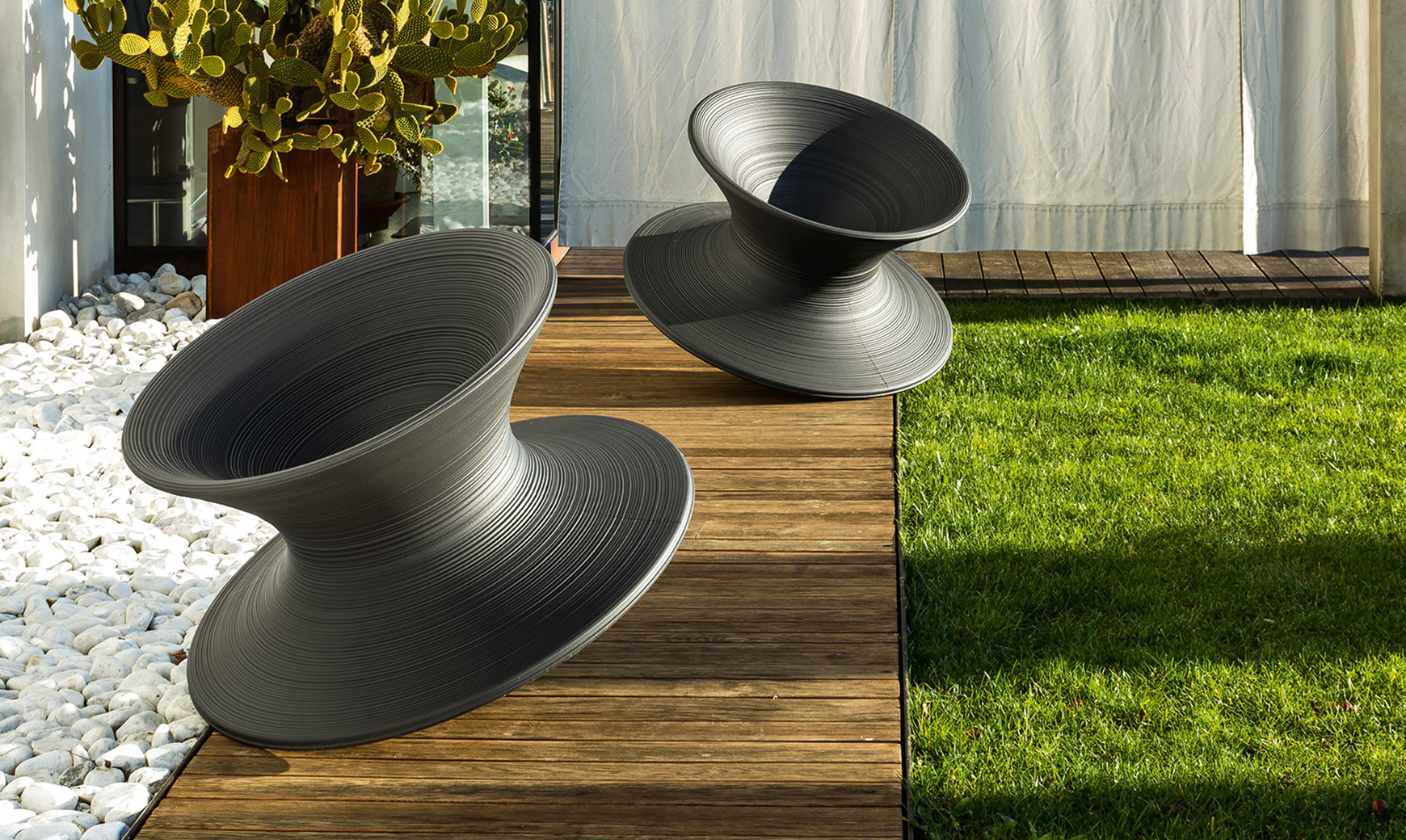 Magis_spun_ambient_mono_SD660_anthracite_outdoor_01