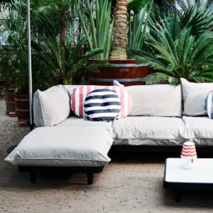 Fatboy-Paletti-Outdoor-Sofa-und-Tisch-Situation-2