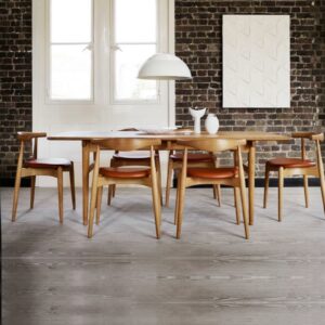 Parallele_mobilier_contemporain_chaises_CH20_Carl-Hansen2