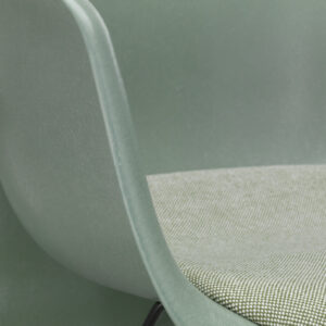Vivre-Contemporain_Vitra_eames-chair-fiberglass_detail