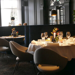 VivreContemporain_Artifort_chaise_assise_restaurant